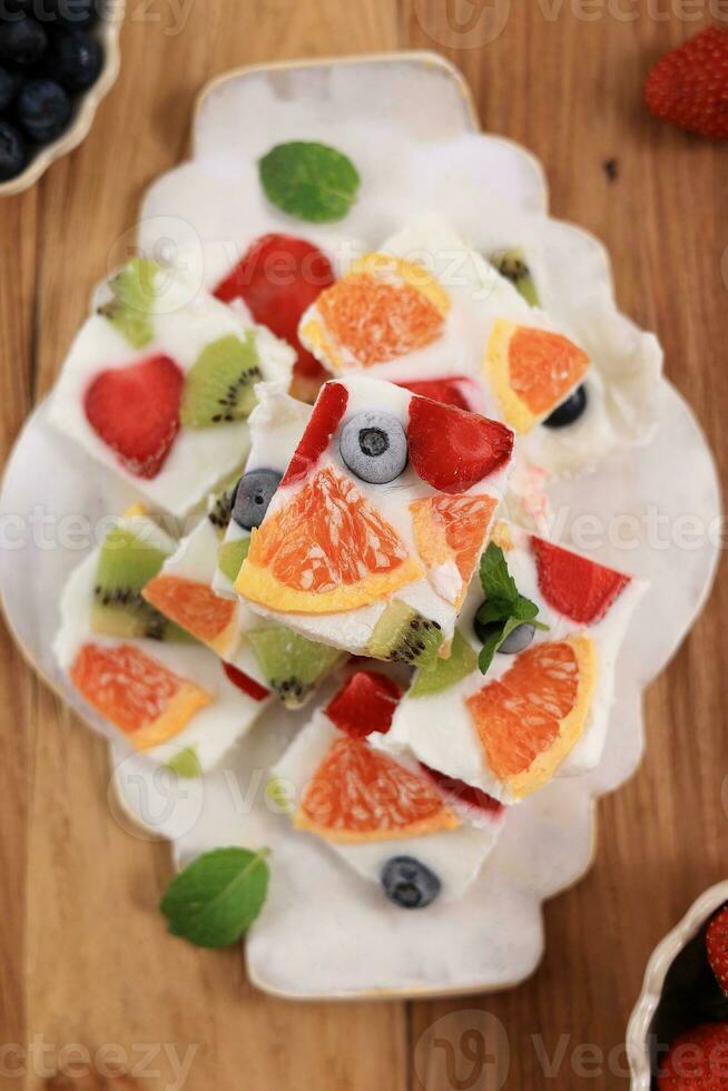eigengemaakt gezond yoghurt schors met vers fruit. foto