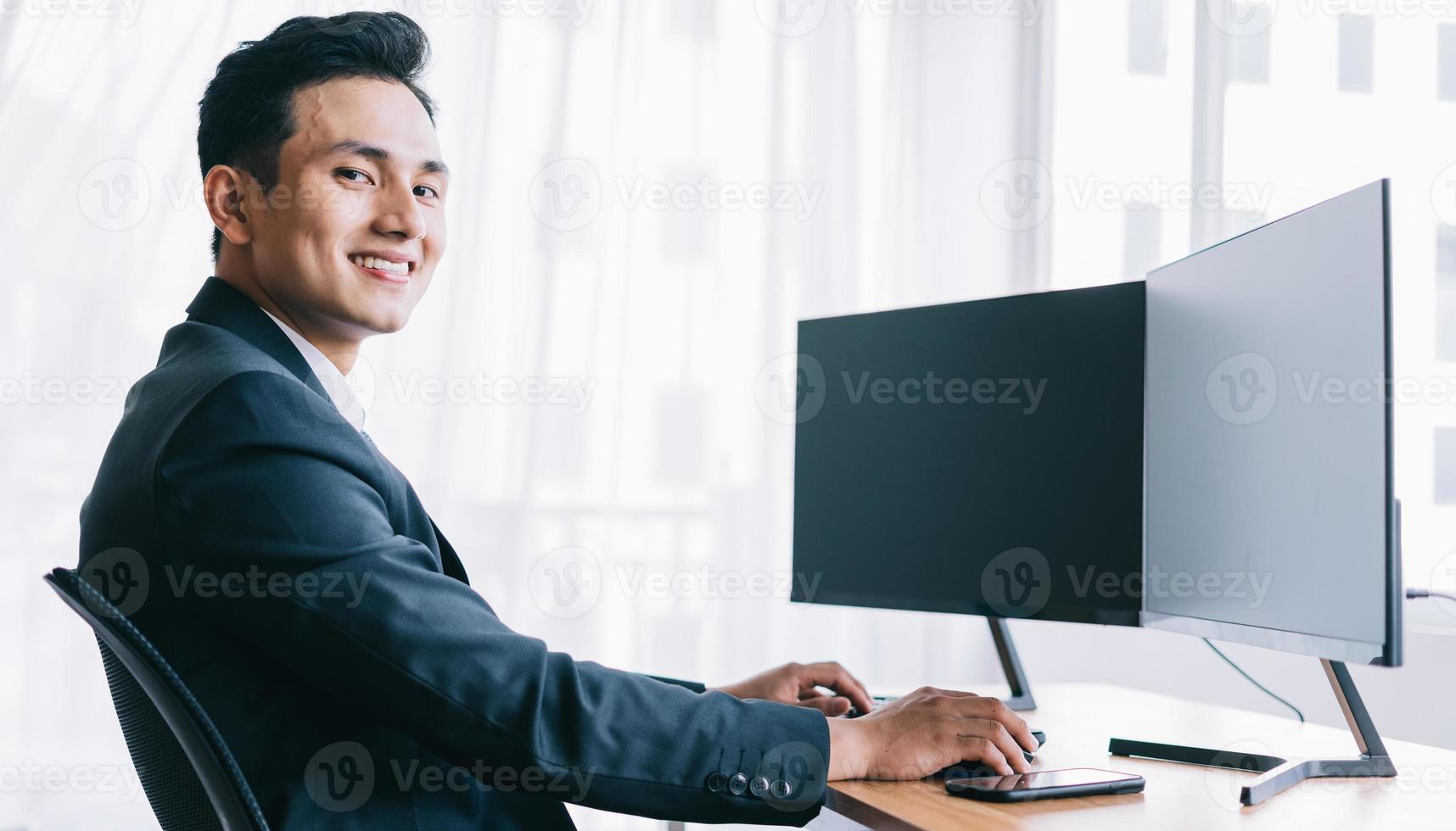 Aziatische zakenman op kantoor foto