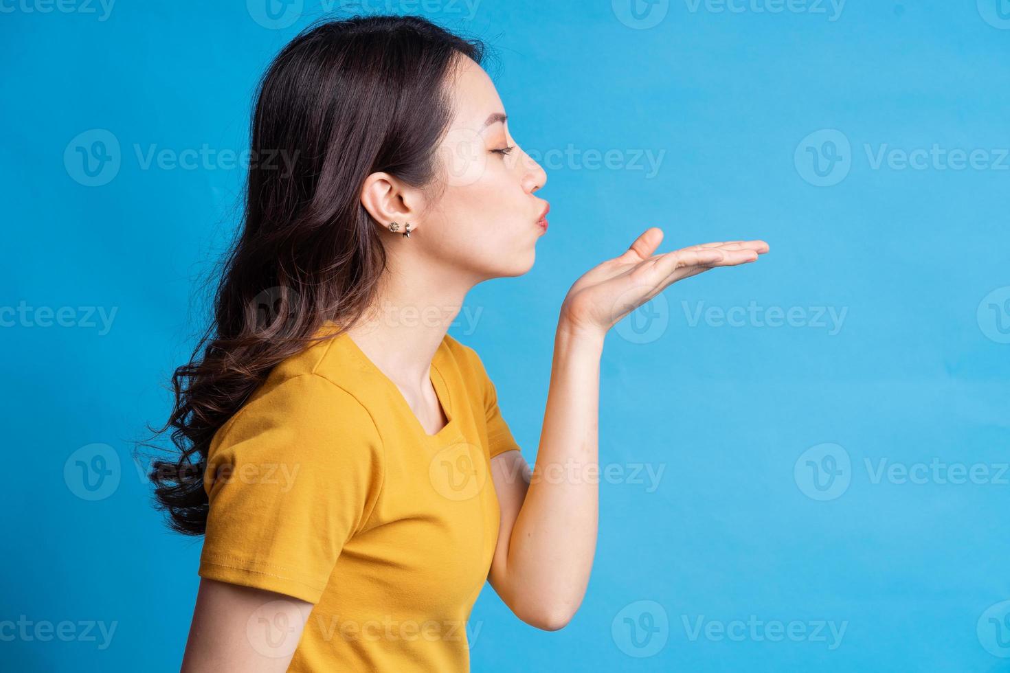 portret van mooie Aziatische vrouw op blauwe achtergrond blue foto