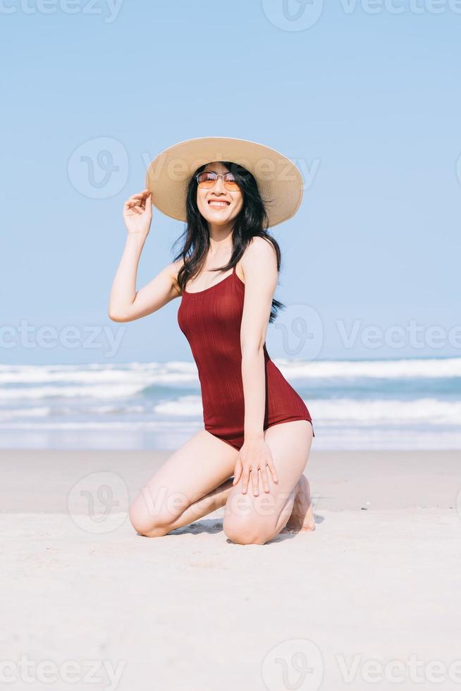 mooie jonge Aziatische vrouw in badkleding foto