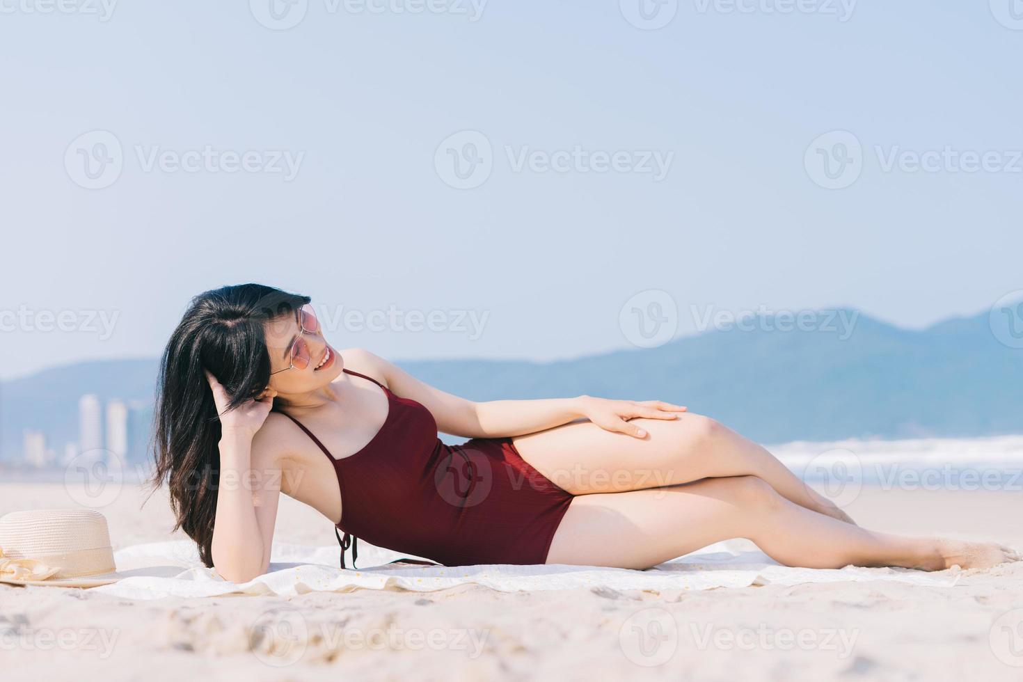 mooie jonge Aziatische vrouw in badkleding foto