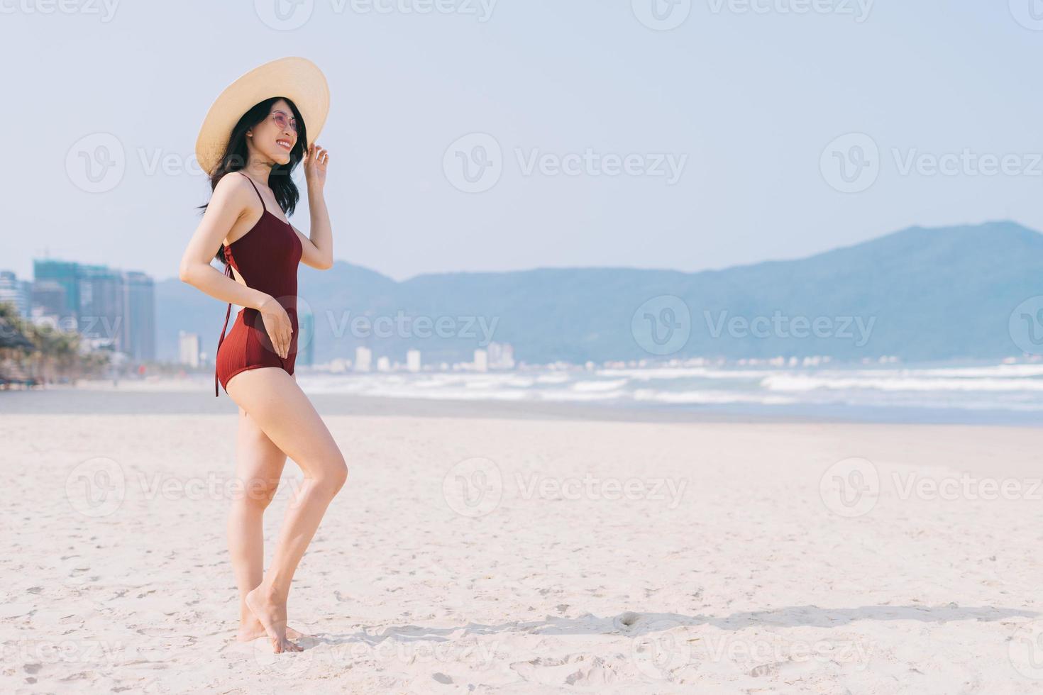 mooie jonge Aziatische vrouw in badkleding foto