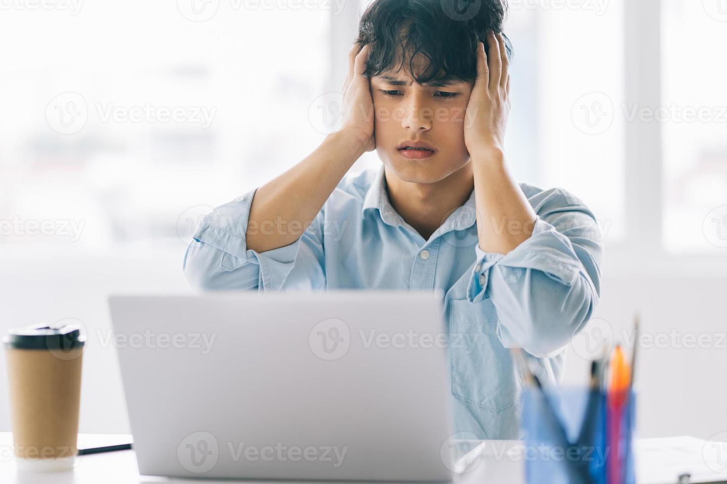 mannelijke werknemer voelt de druk van zijn baan feeling foto