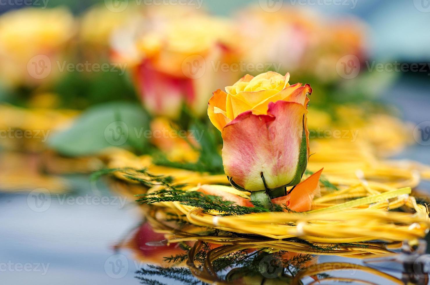 close-up fotografie. trouwauto decoratie van gele rozen. foto