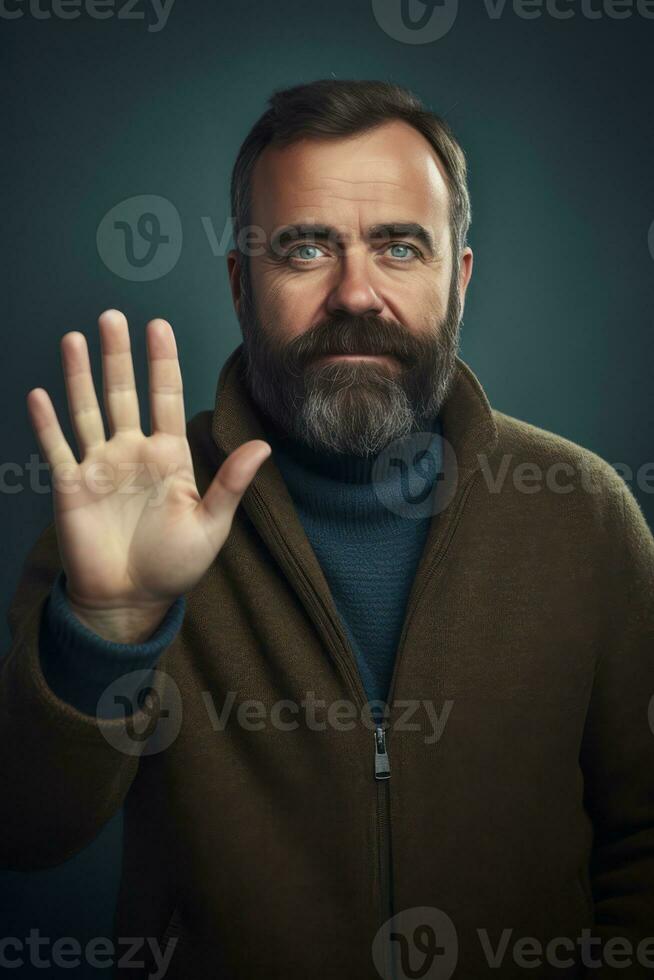 knap 40 jaar oud Mens emotioneel dynamisch gebaren Aan solide achtergrond ai generatief foto