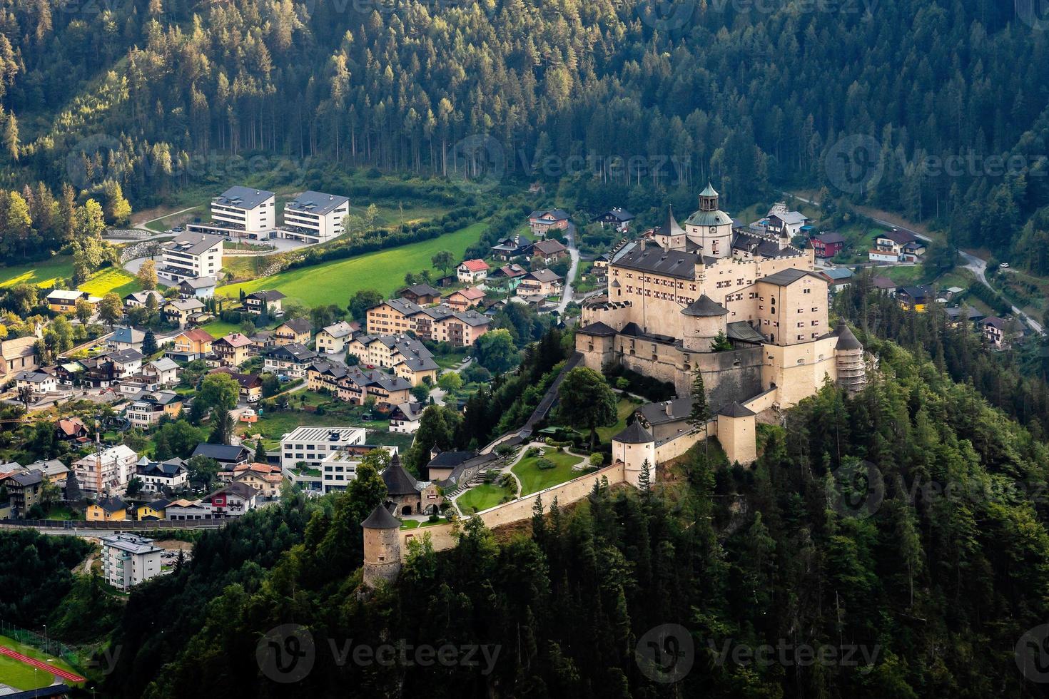hohenwerfen kasteel en fort boven de salzach-vallei bij werfen in oostenrijk foto