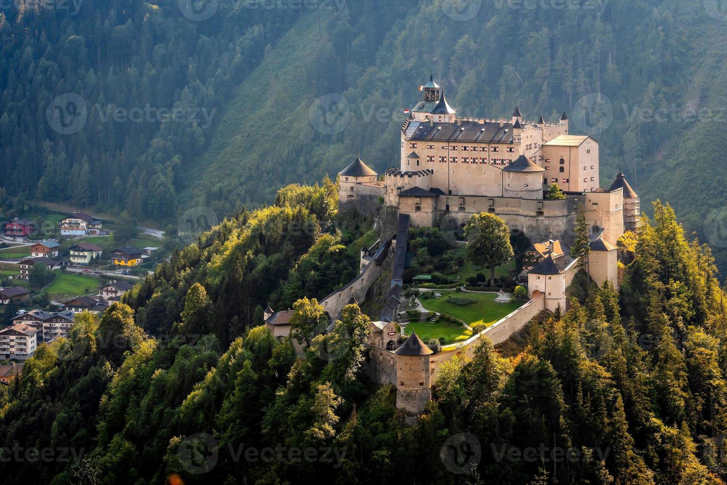 hohenwerfen kasteel en fort boven de salzach-vallei bij werfen in oostenrijk foto