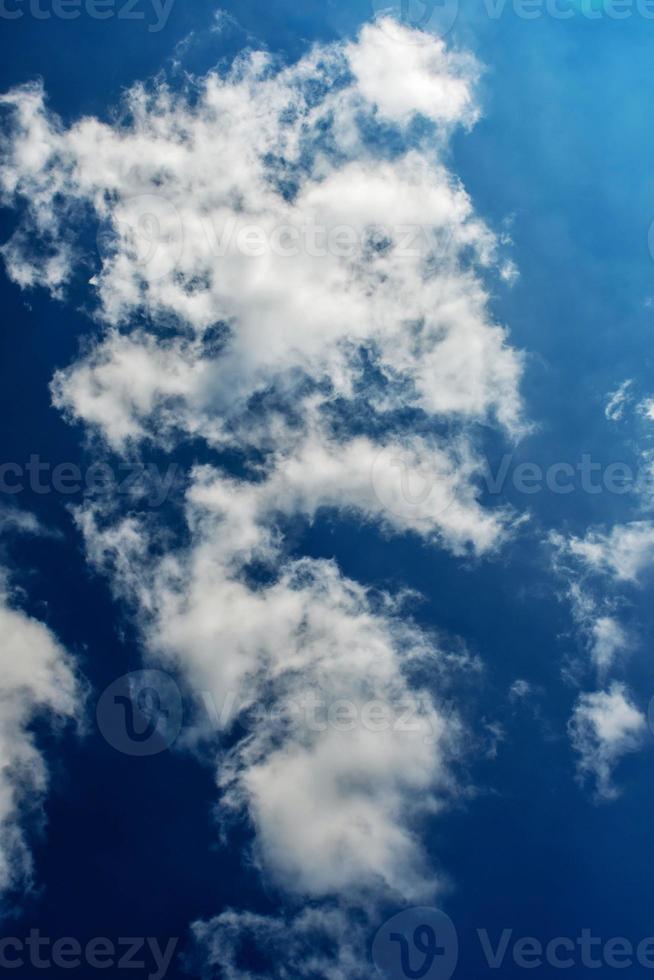 wolkenlandschap. blauwe lucht en witte wolk. zonnige dag. foto