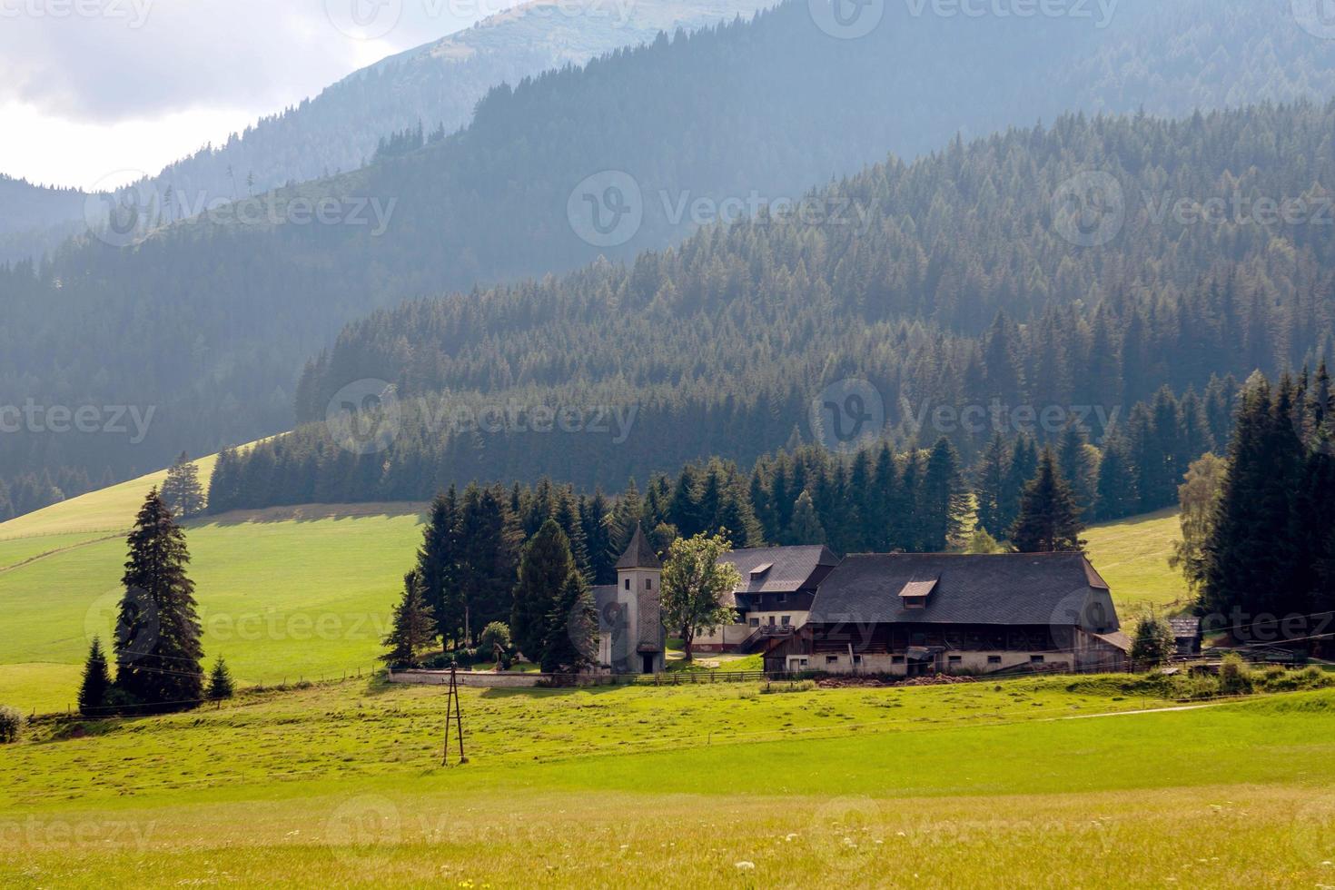 een typisch klein oostenrijks dorp aan de voet van de alpenbergen. foto