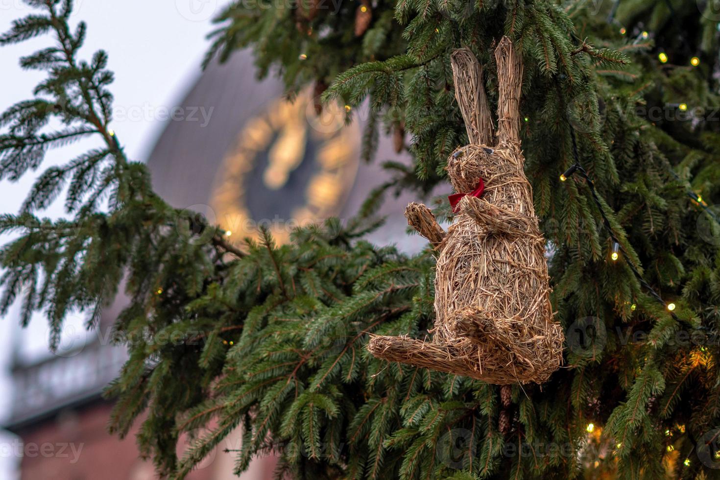 kerstversiering en verlichting. op de achtergrond klok in kerktoren. foto