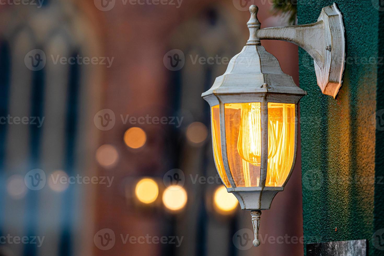 middeleeuwse lantaarns met sparren takken op kerstmarkt. Riga, Letland foto