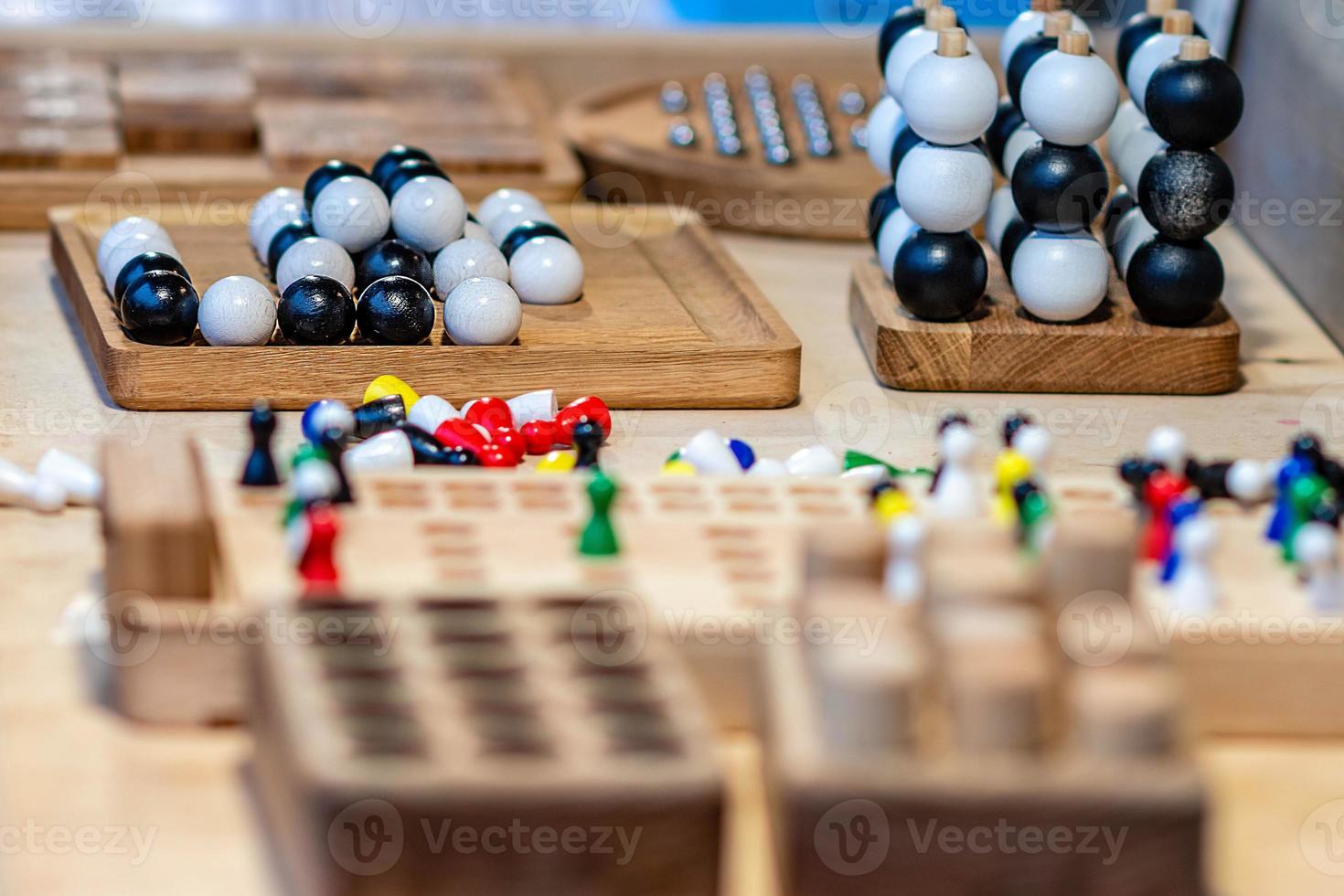 verschillende houten speelgoed op tafel in ambachtslieden jaarlijkse markt. selectieve aandacht. foto