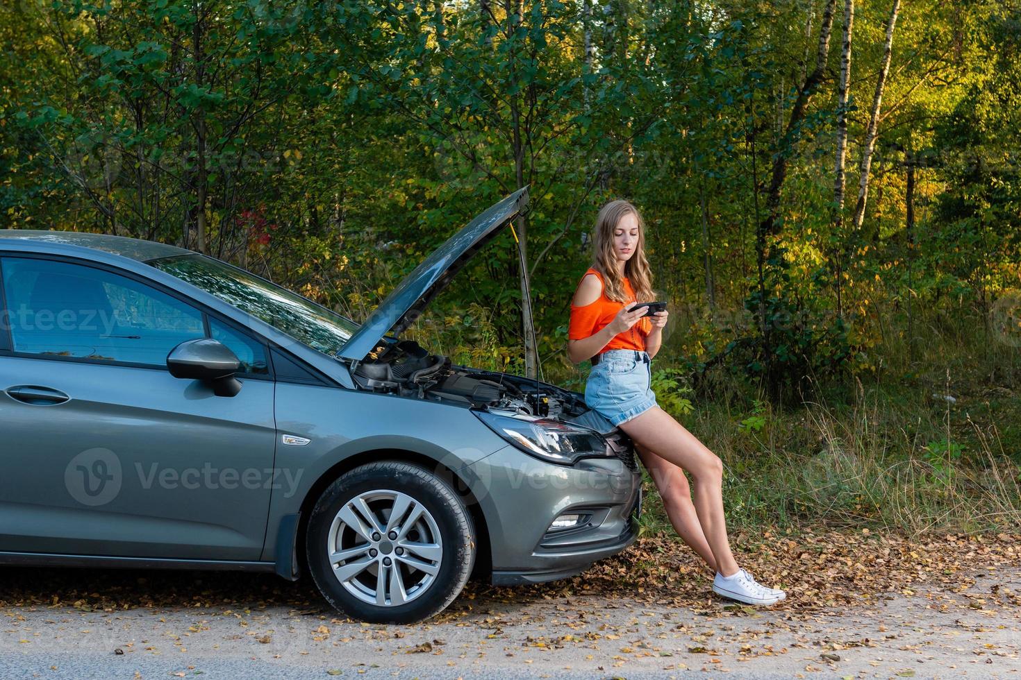 vrouw sms't voor auto-assistentie - afbeelding foto