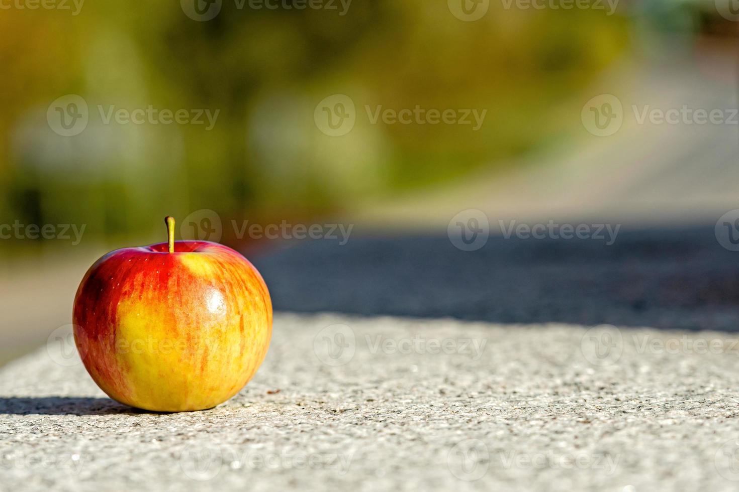 appel op de granieten stoepranden foto