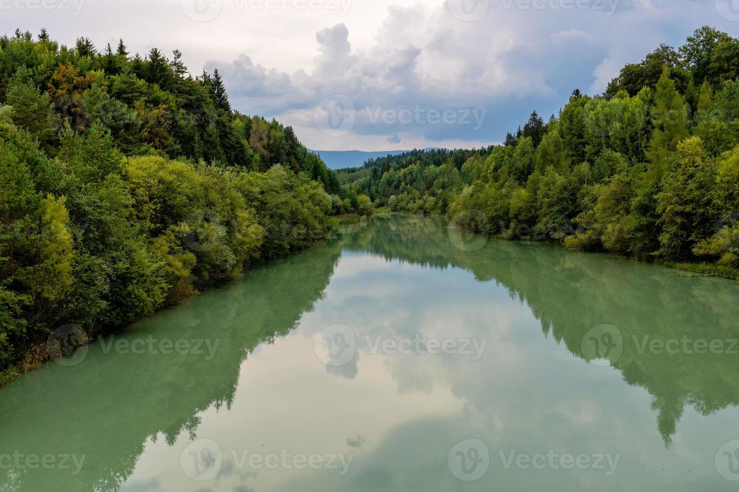 bos en rivier in de herfst foto