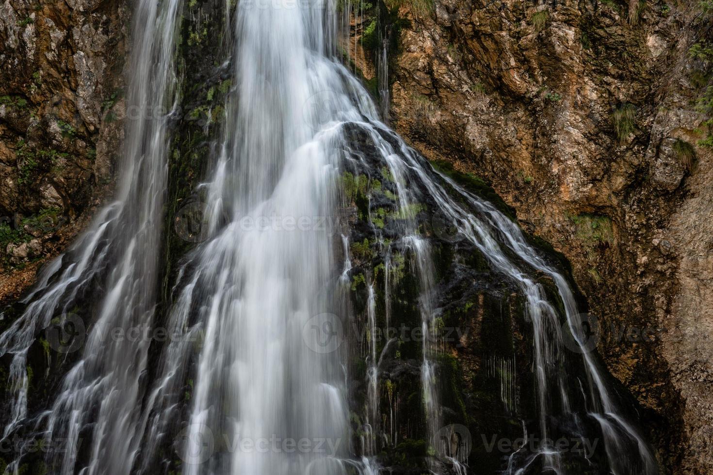 prachtig uitzicht op de beroemde gollinger wasserfall in golling, salzburger land, oostenrijk foto