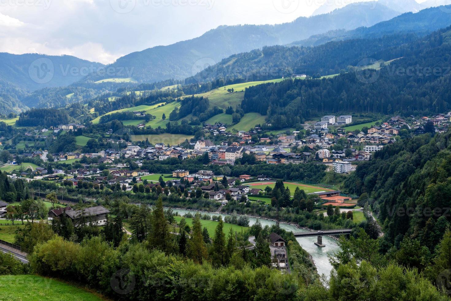 luchtfoto van het dorp werfen in oostenrijk foto