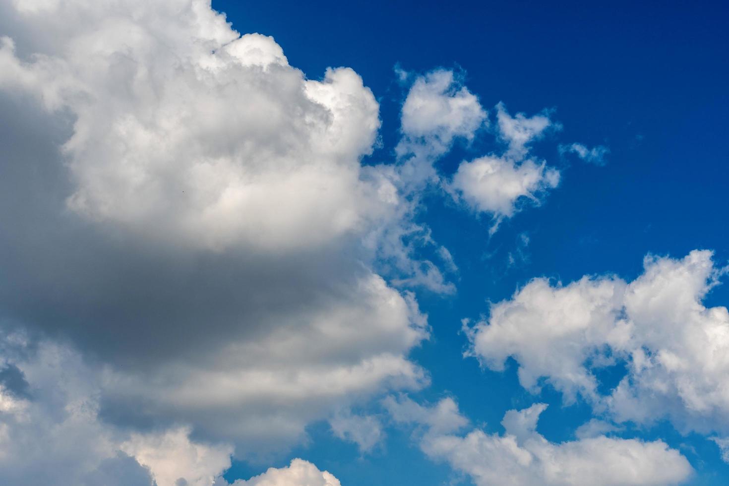 wolken boven de blauwe lucht foto