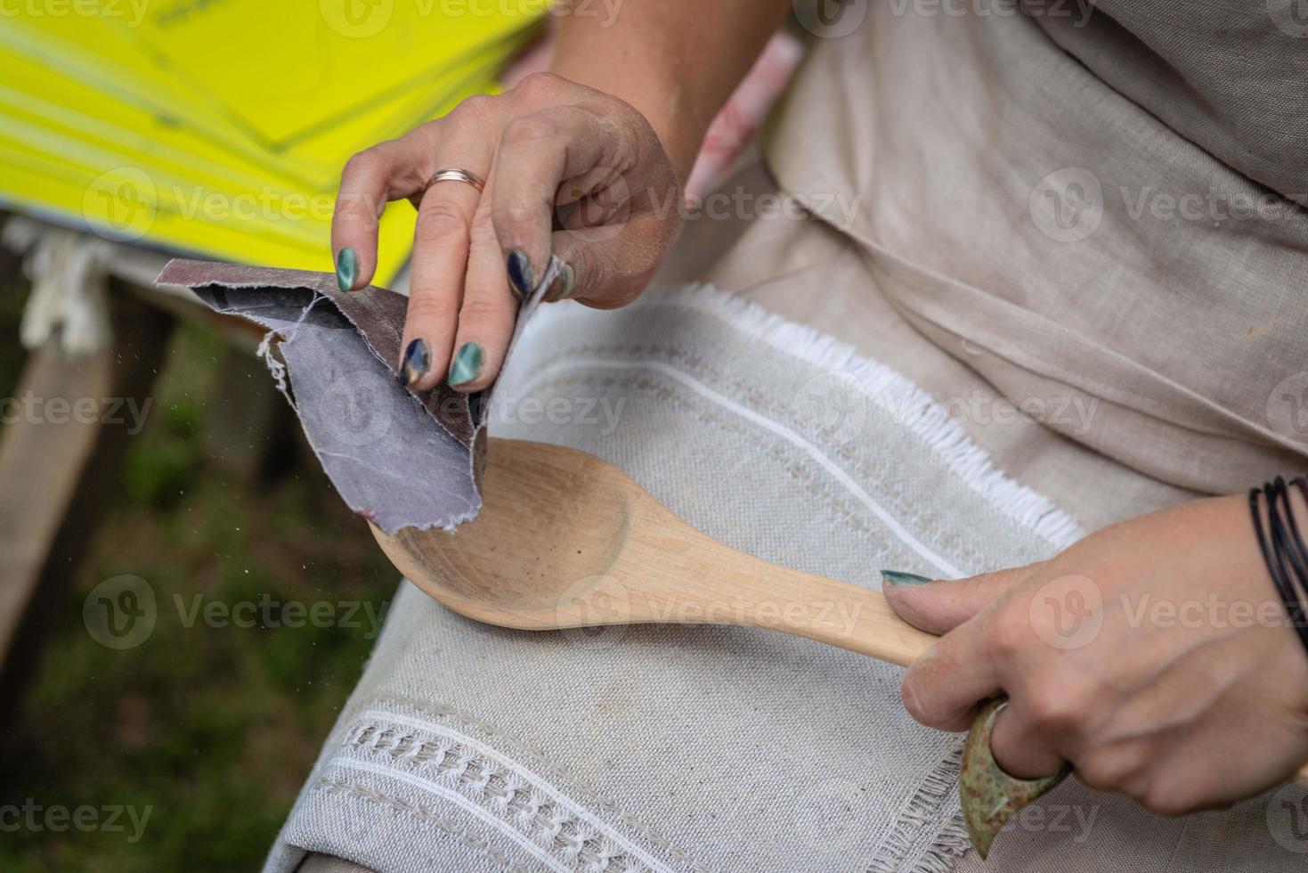 vrouw die traditionele handgemaakte houten lepel maakt foto