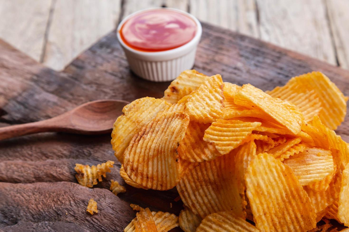 huisgemaakt recept voor aardappelchips met gerookte paprika foto