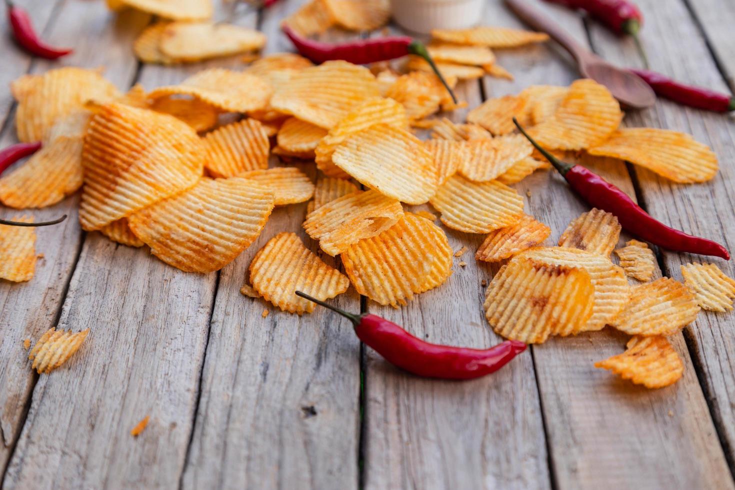 zelfgemaakte paprika chips op houten tafel foto