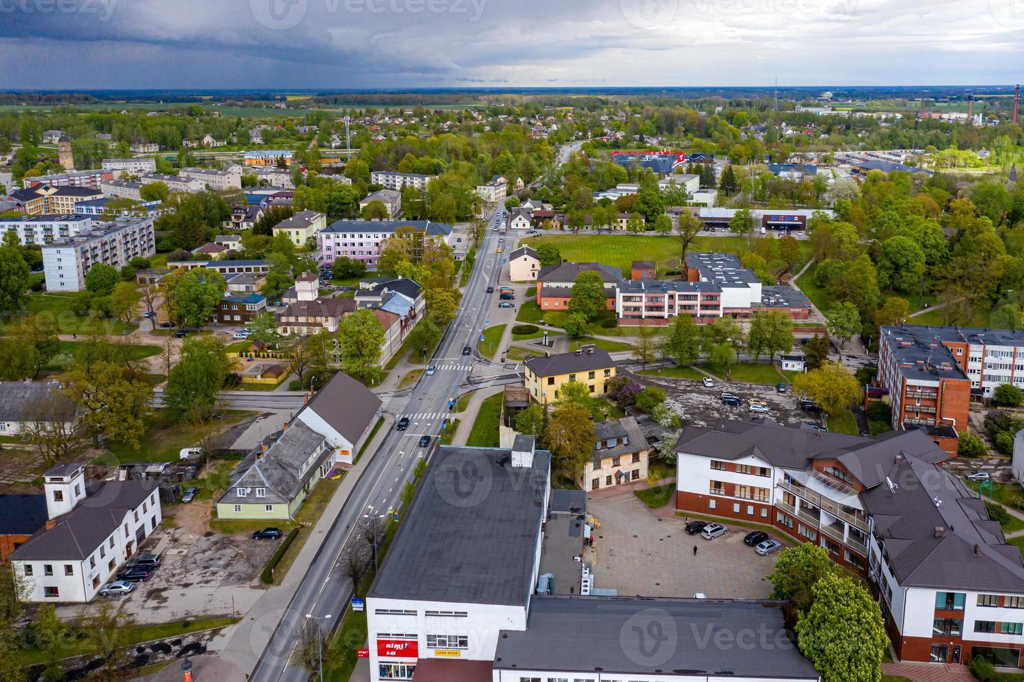 dobele stad, gebouwen in het stadscentrum, straten en parken in letland foto