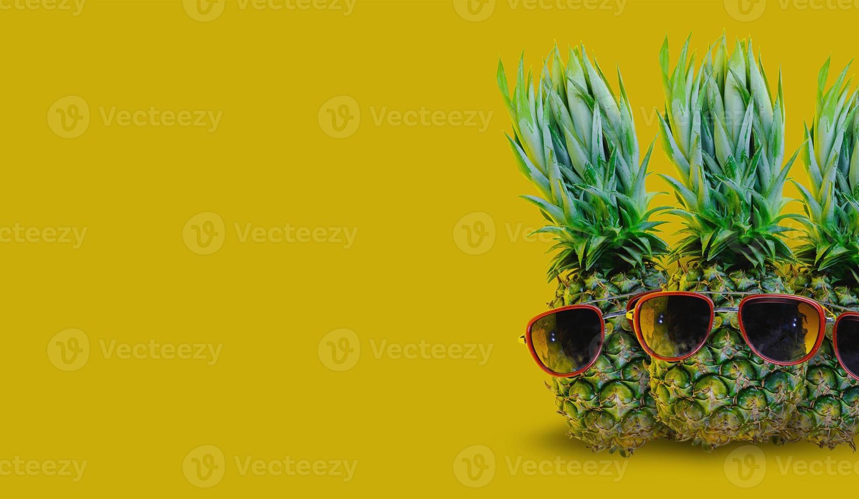 3 ananas met rode zonnebril op geïsoleerde gele achtergrond, minimaal concept foto