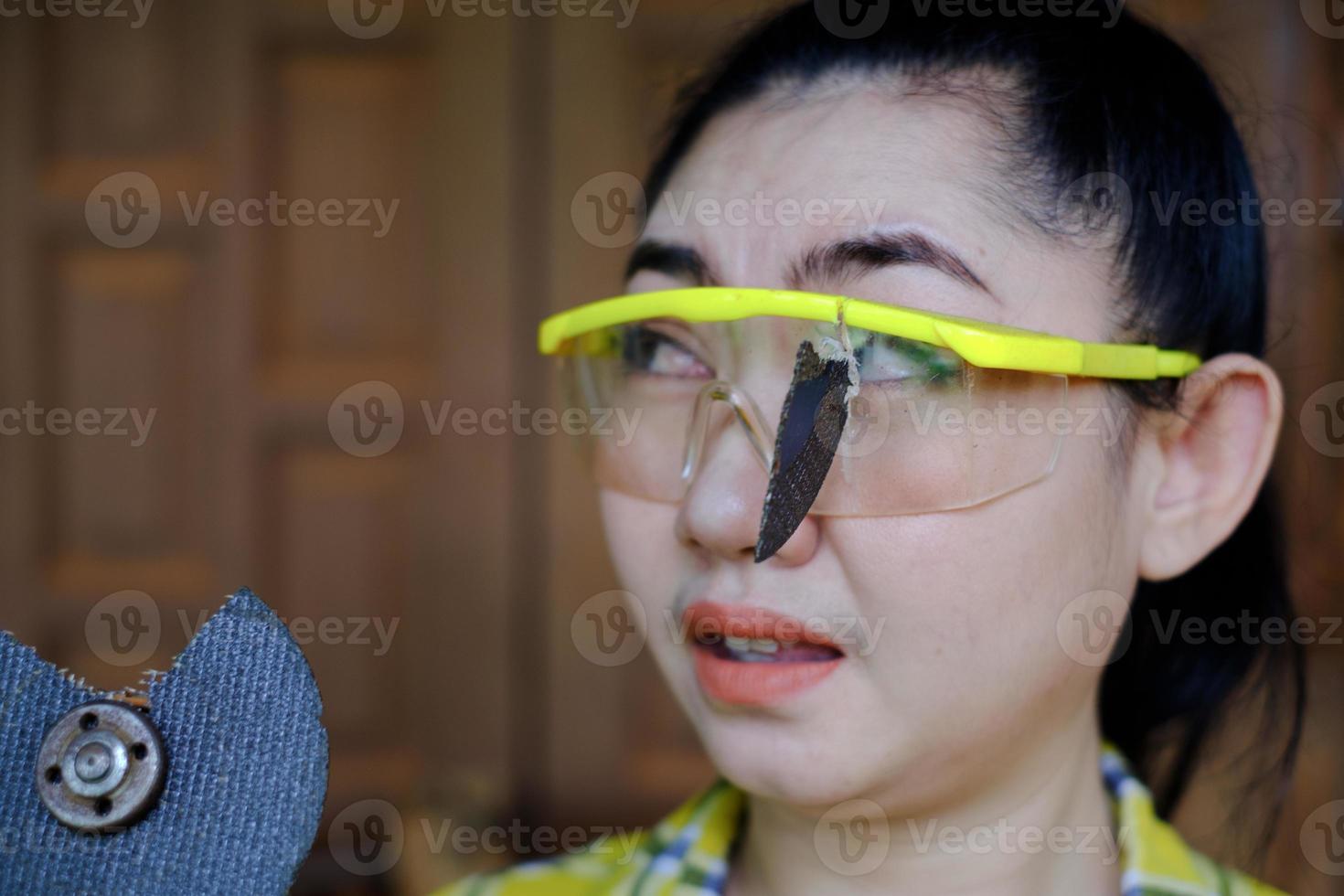 draag een veiligheidsbril redde deze technicus vrouw is in het oog tijdens het werken omdat de plug-snijschijf kapot is foto