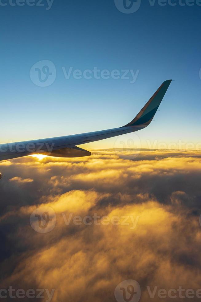 vliegen over europa naar mallorca bij prachtige kleurrijke zonsondergang. foto