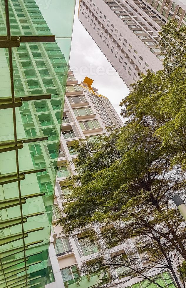 regen en storm over bomen planten wolkenkrabbers in bangkok thailand. foto