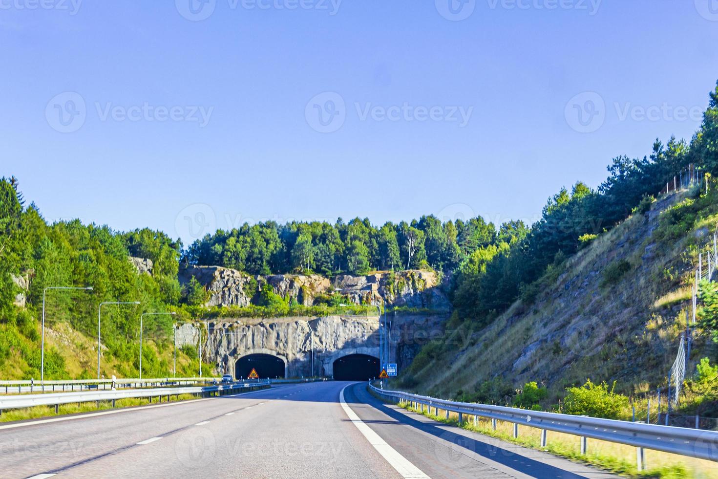 rijden door Zweden richting de tunnel in de zomer. foto