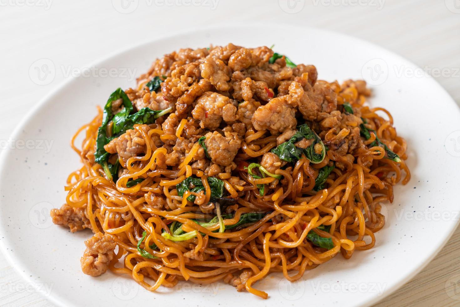 roergebakken instant noedels met thaise basilicum en varkensgehakt - Aziatisch eten foto