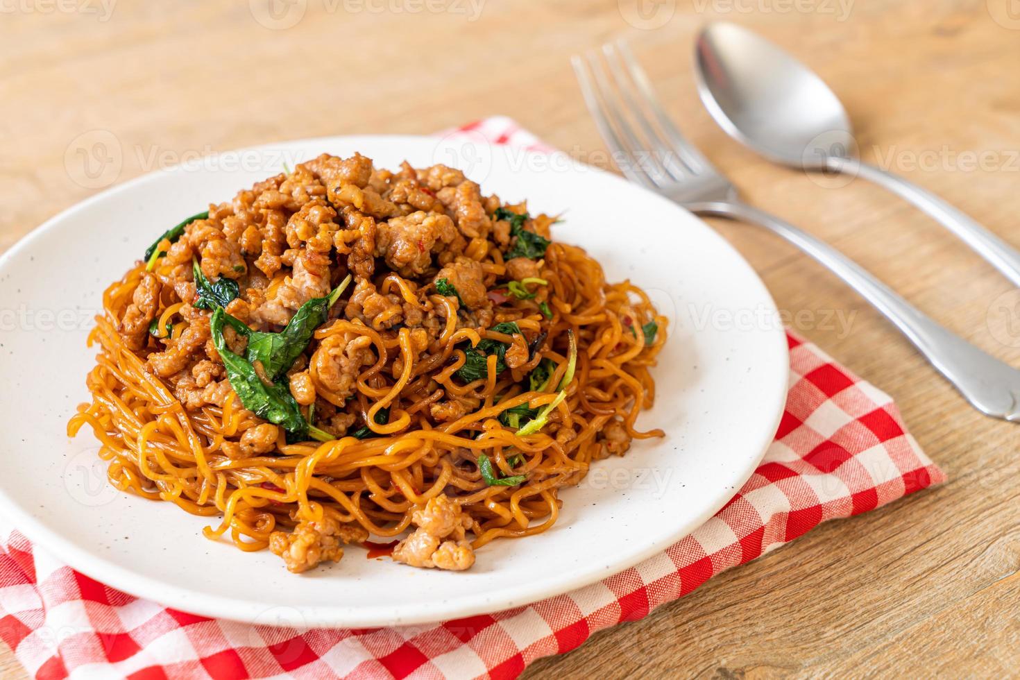 roergebakken instant noedels met thaise basilicum en varkensgehakt - Aziatisch eten foto