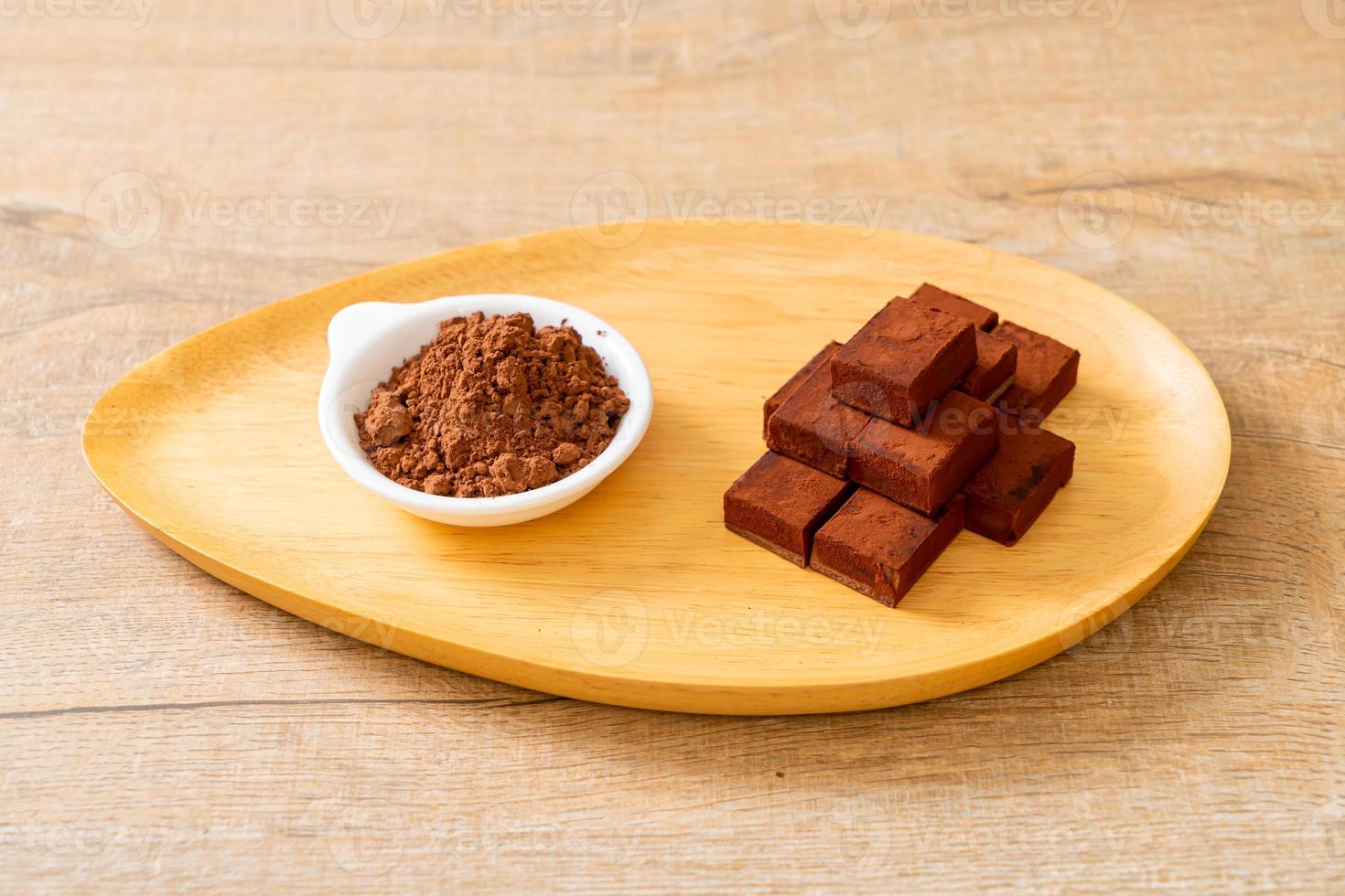 verse en zachte chocolade met cacaopoeder foto