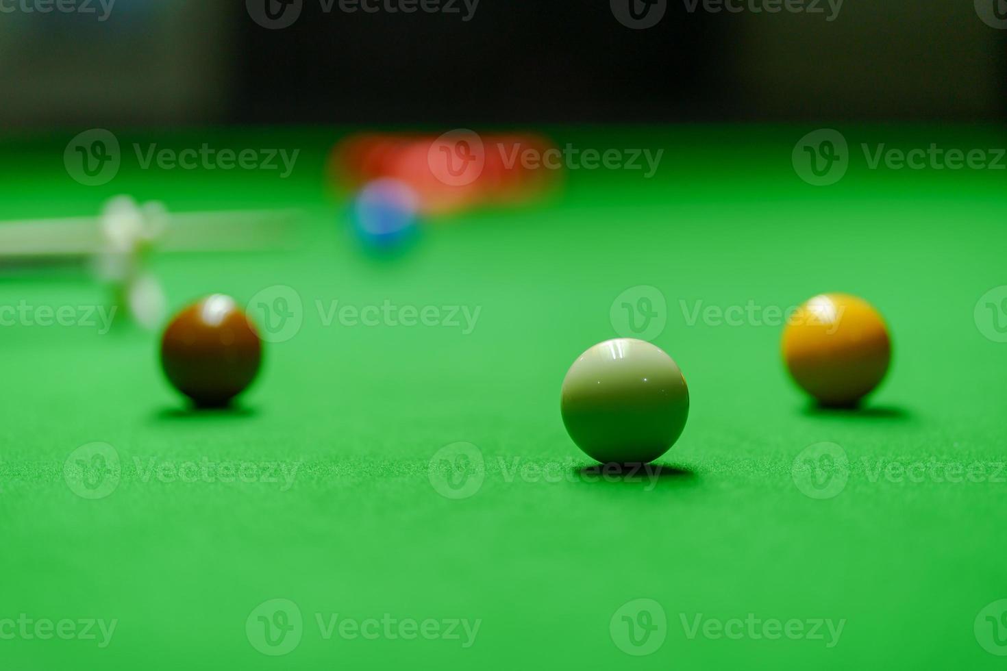 snookerballen op groene snookertafel foto