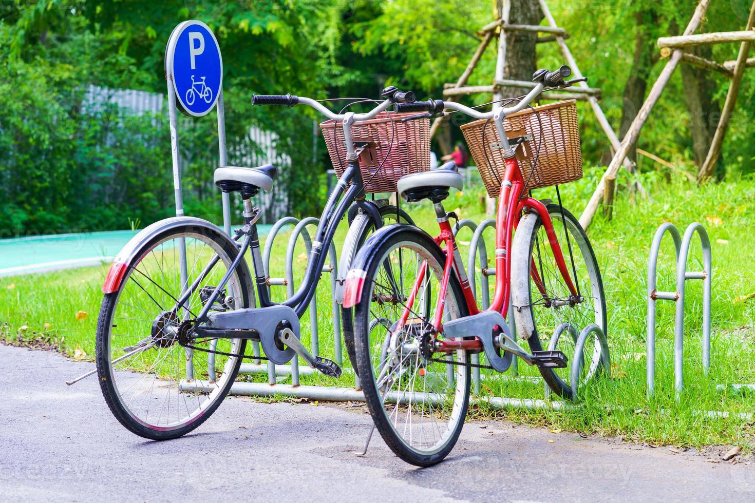 fietsenstalling in het park foto
