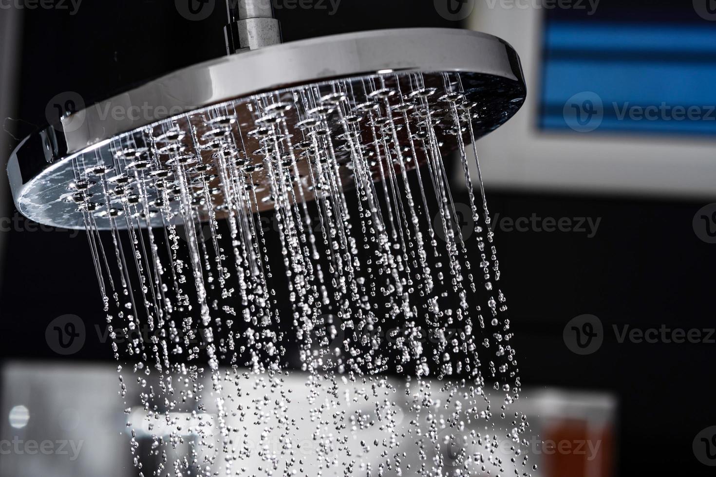 close-up van water dat uit de douche in de badkamer stroomt foto