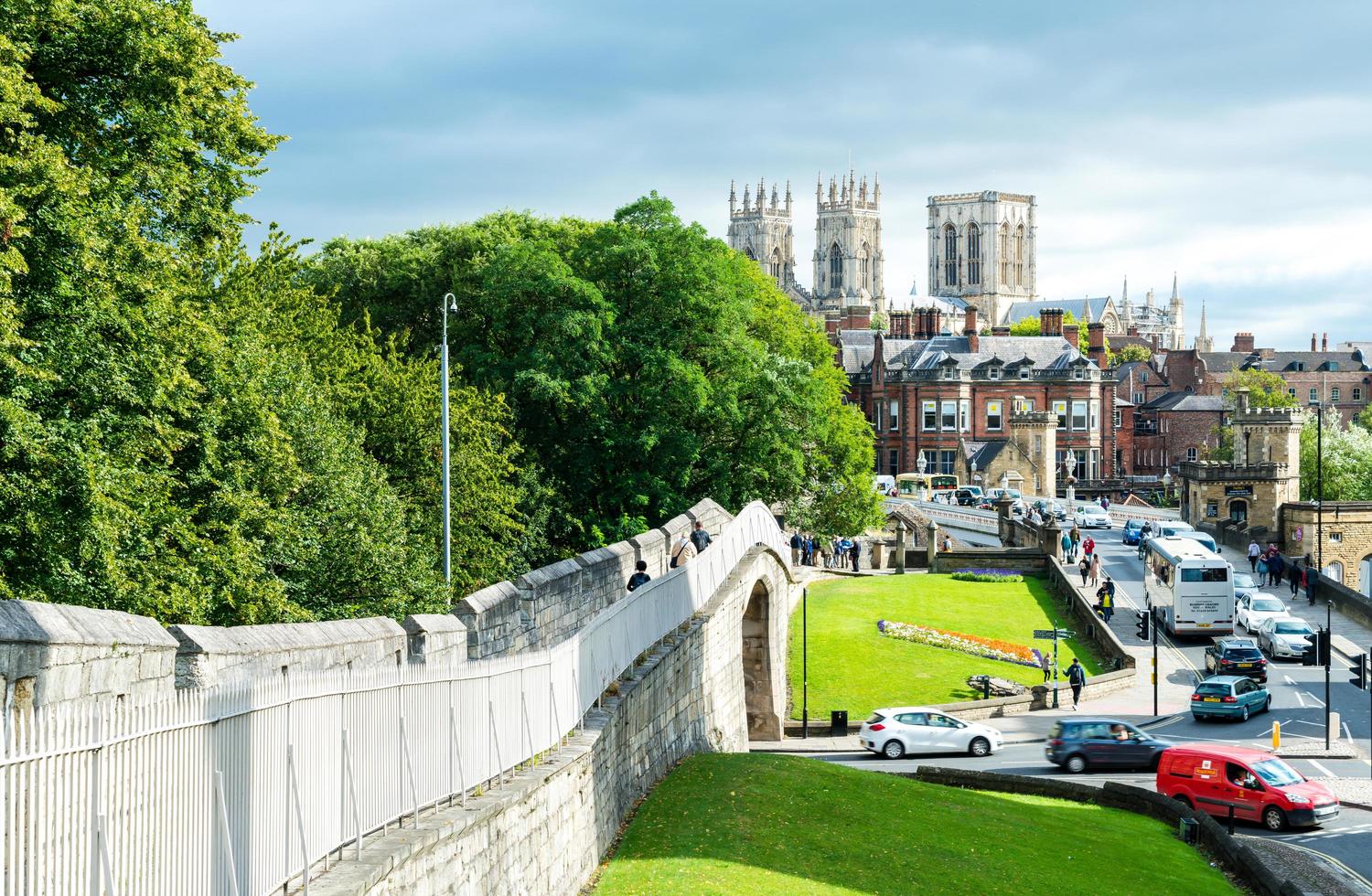 york-engeland, 3 sep 2019 - york minster met york city van de stadsmuur, engeland, uk. foto