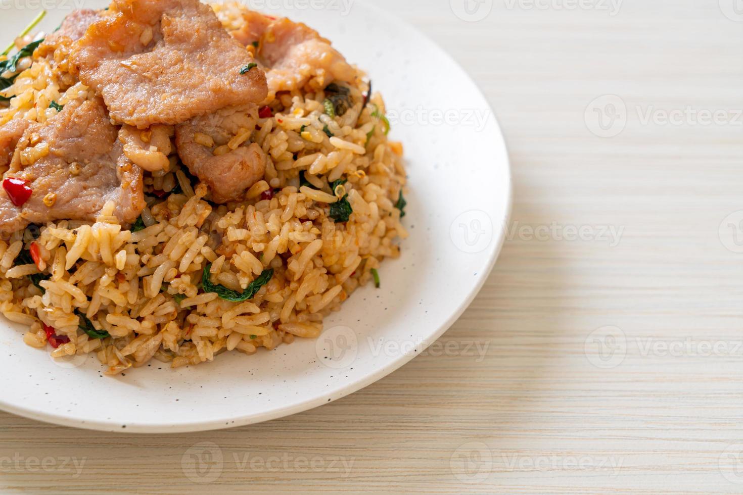 gebakken rijst met Thaise basilicum en varkensvlees - Thais eten stijl foto