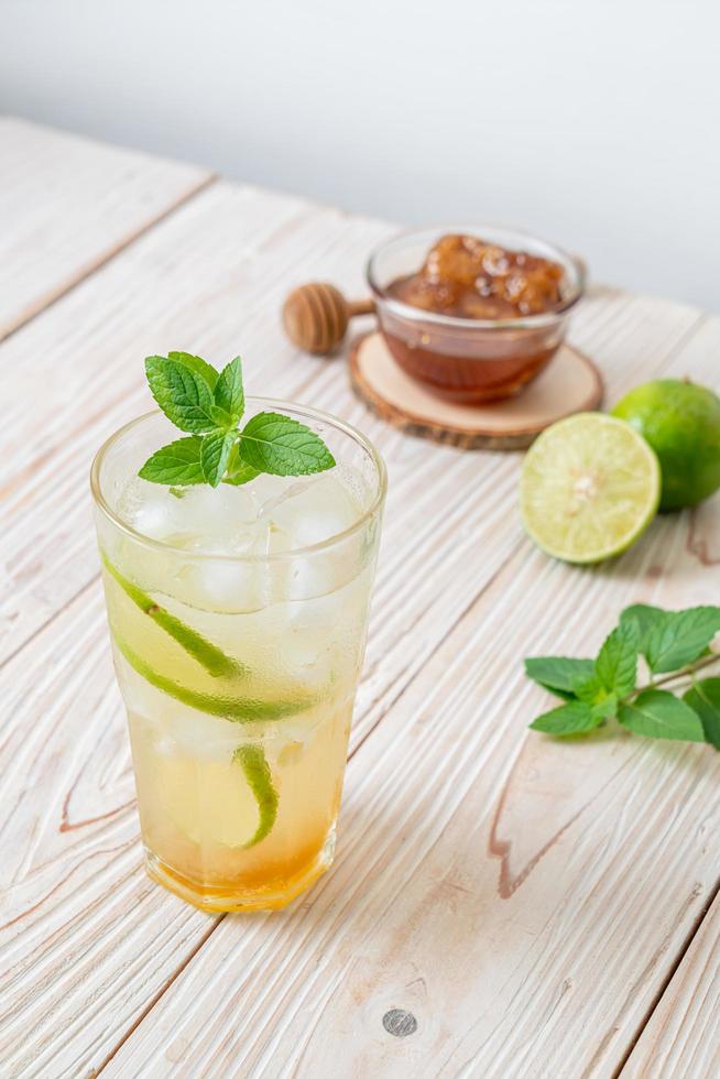 ijskoude honing en limoensoda met munt - verfrissend drankje foto