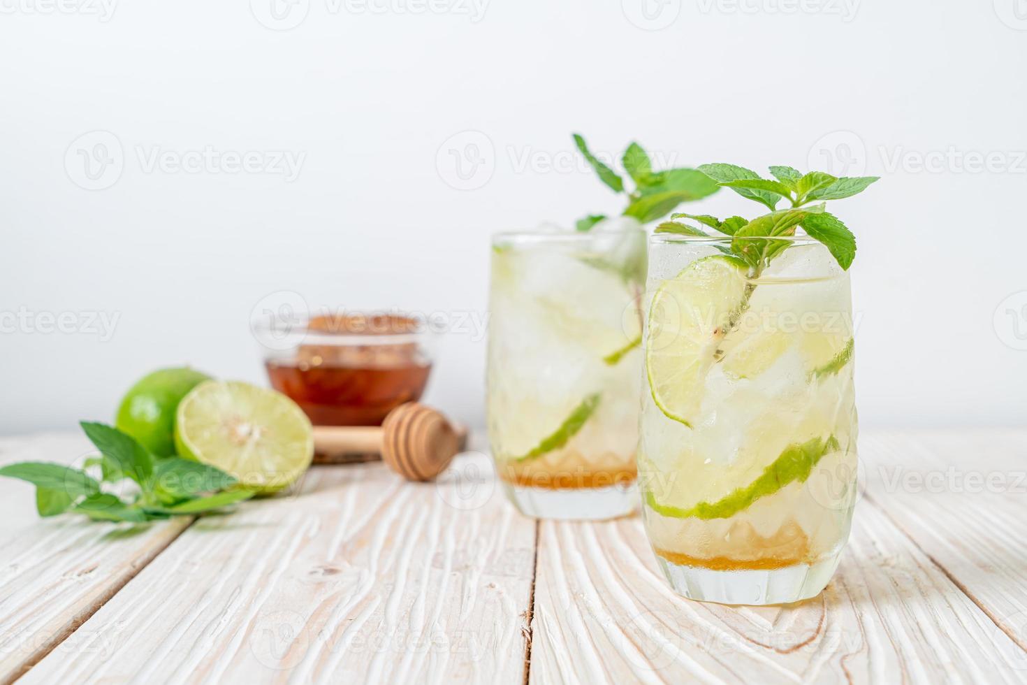 ijskoude honing en limoensoda met munt - verfrissend drankje foto