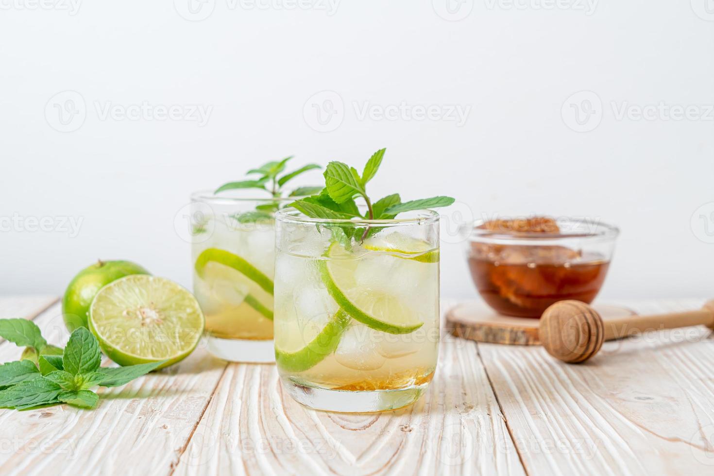 ijskoude honing en limoensoda met munt - verfrissend drankje foto