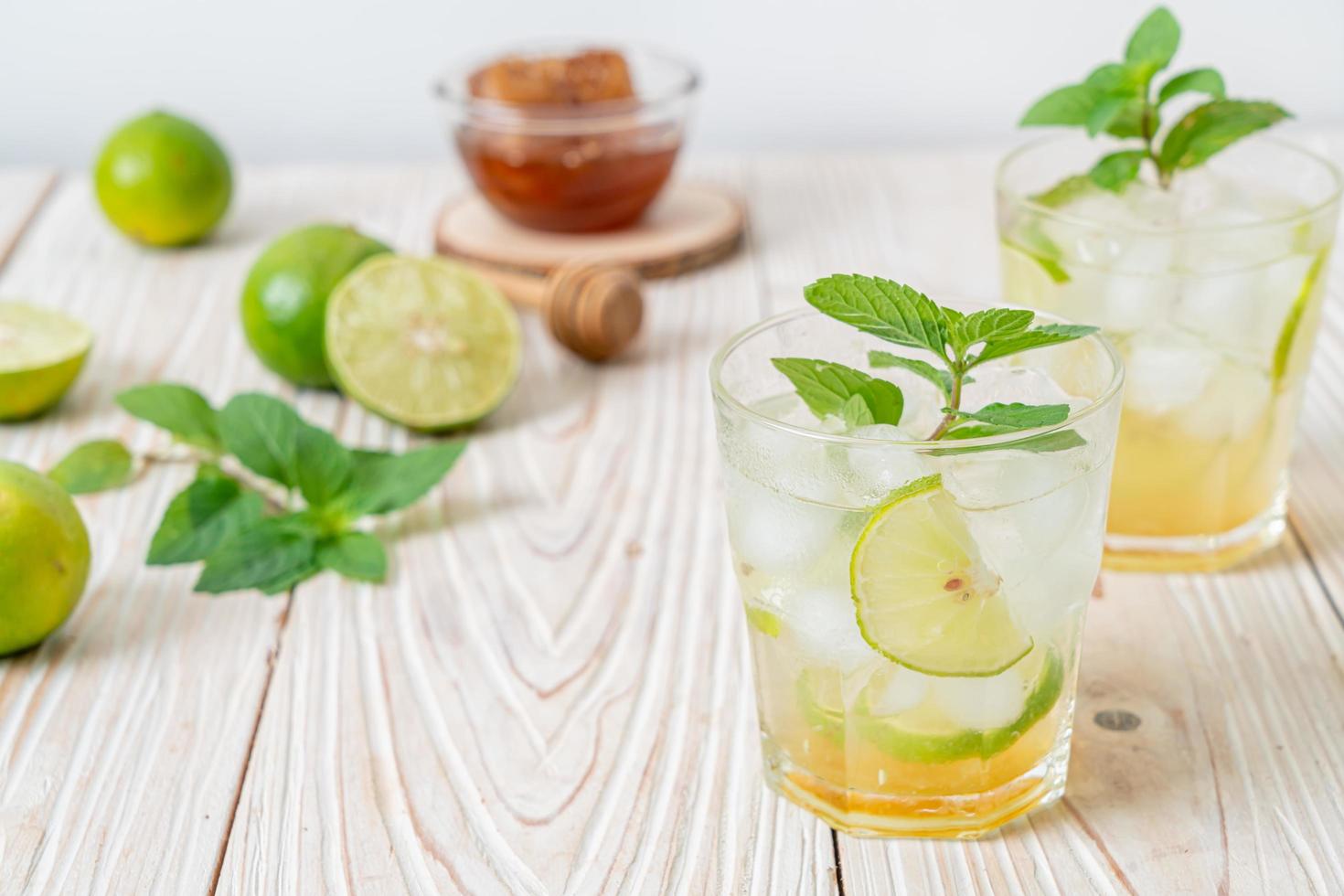 ijskoude honing en limoensoda met munt - verfrissend drankje foto