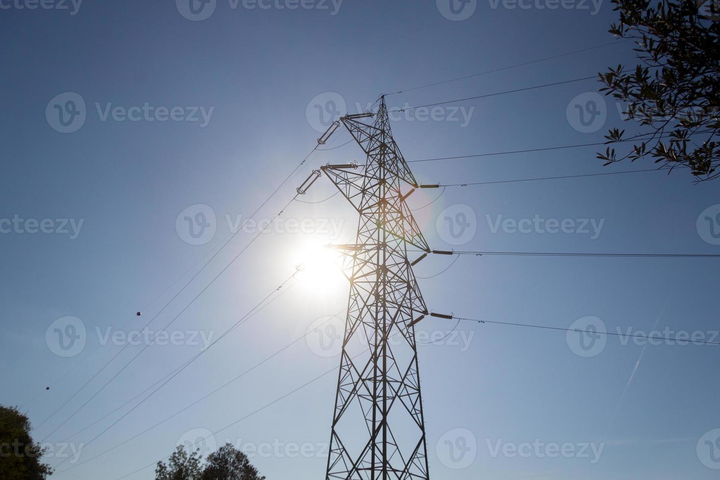 hoogspanningslijnen tijdens een prachtige zonsondergang. elektriciteitstransport op prachtige landschappen van de wereld. foto