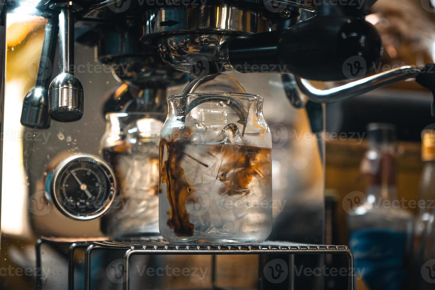 koffie-zet koffie uit de machine thuis,koffie in een kopje foto