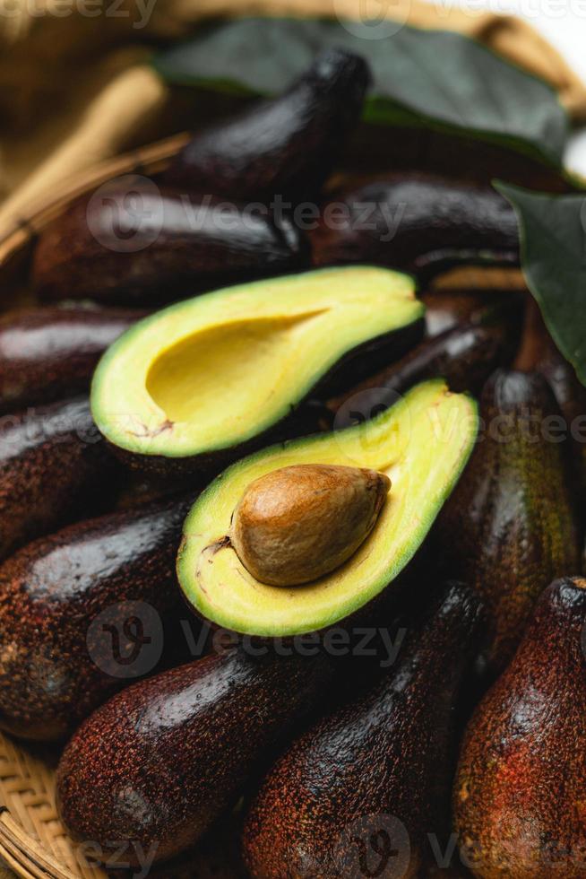 avocado in houten dienblad gezonde voeding foto