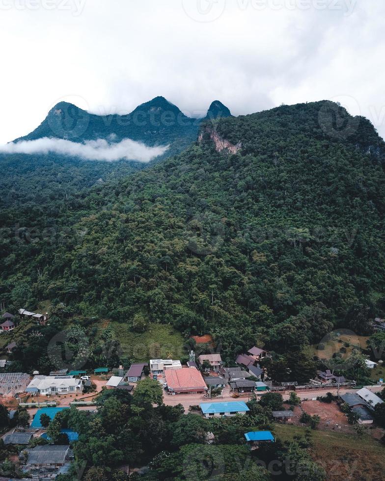 bergen en dorpen in het regenseizoen foto
