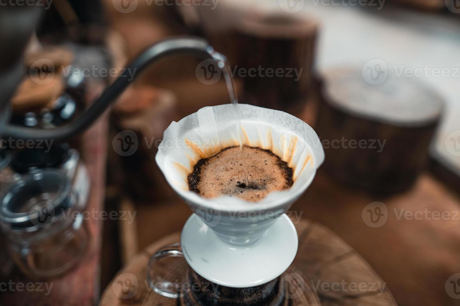 een heet water over een infuuskoffie gieten foto