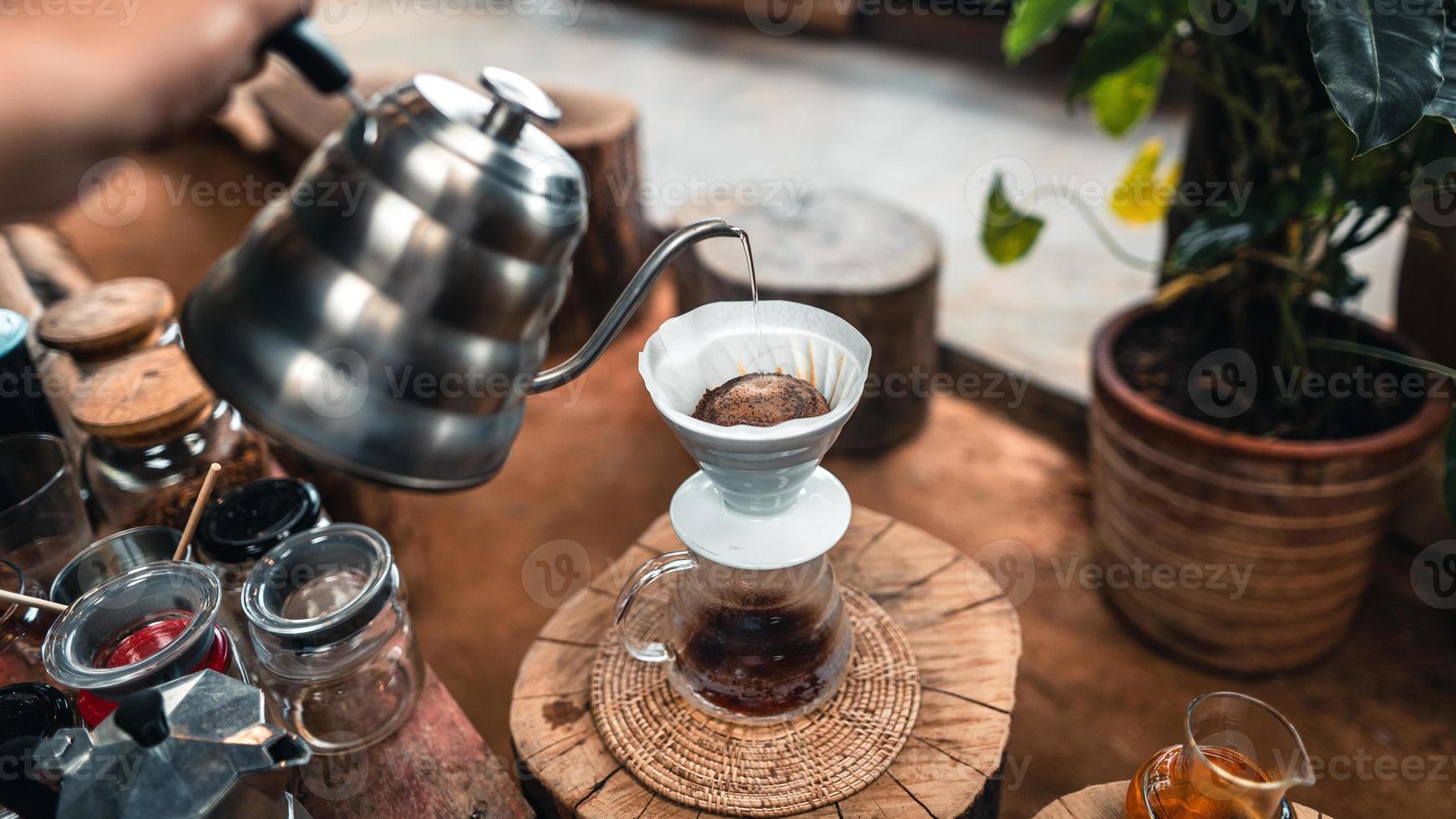 een heet water over een infuuskoffie gieten foto