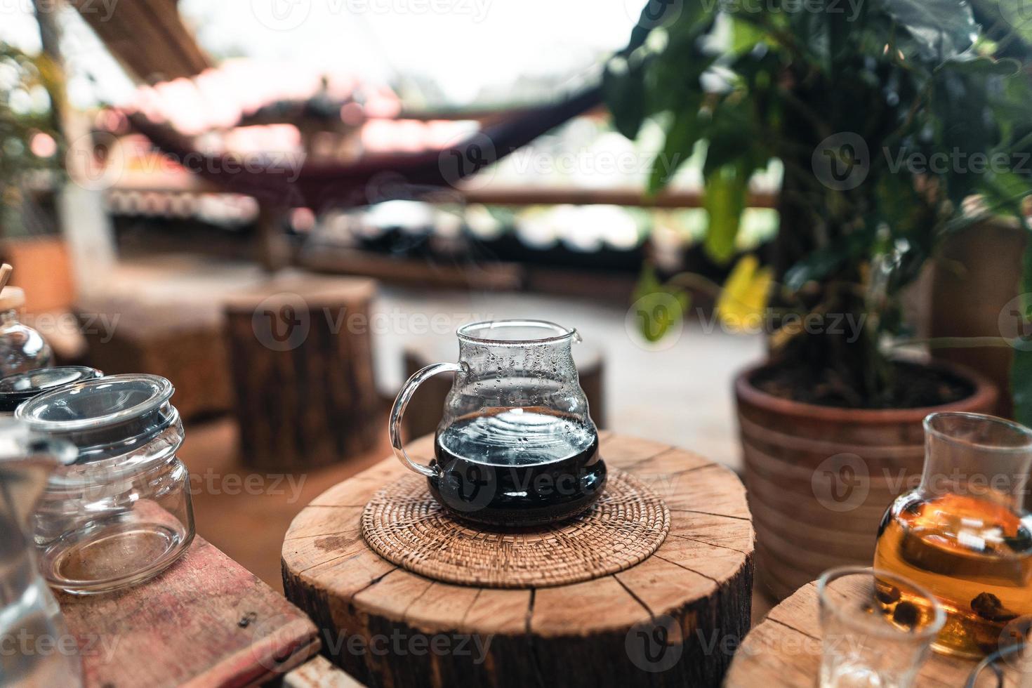 een heet water over een infuuskoffie gieten foto